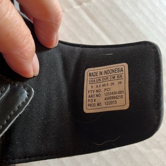 Under armor-4D foam cushion, foot bed, flip-flop, slides, sandals, size 9. Black - Picture 6 of 7